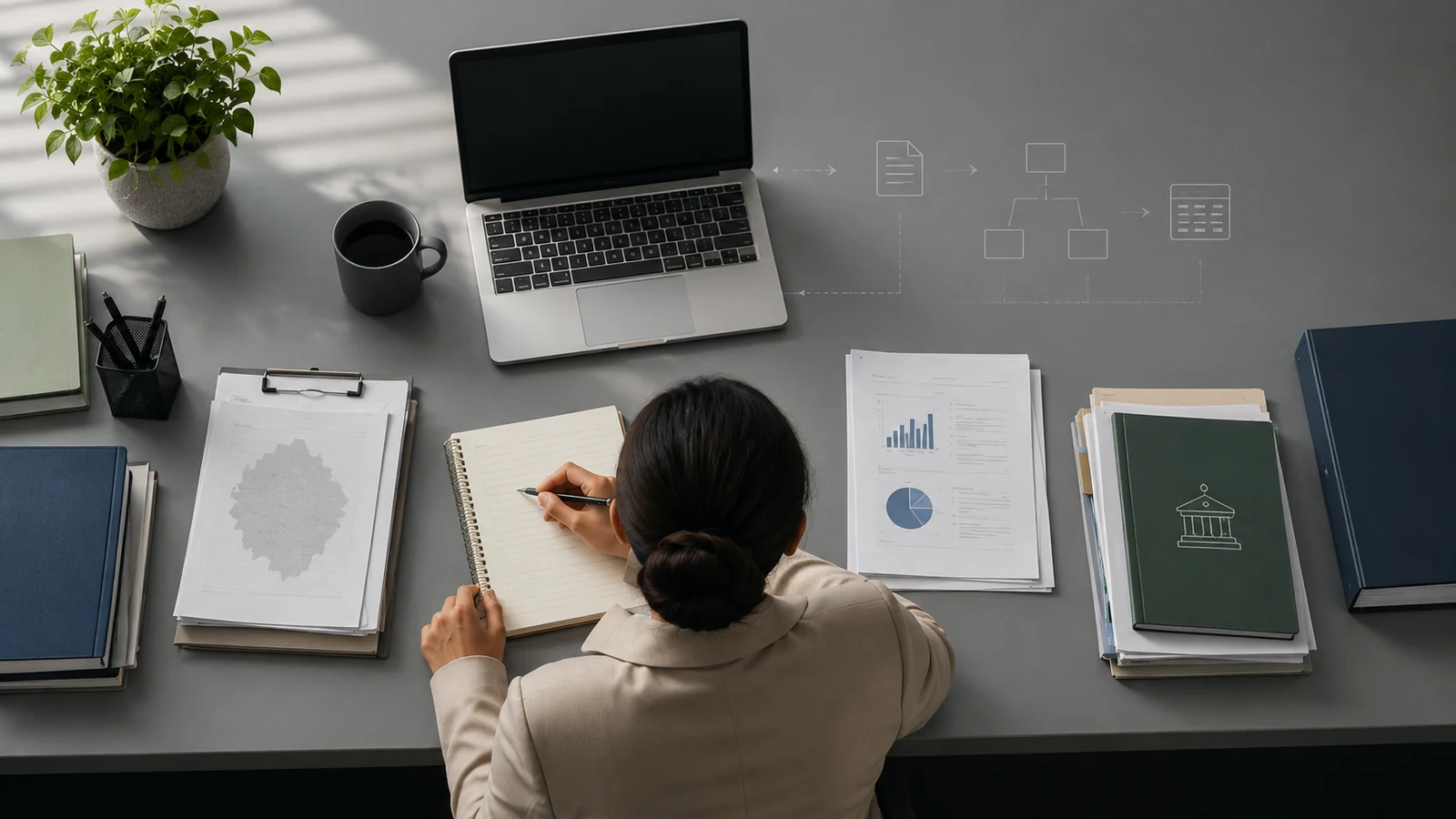 Mesa institucional organizada com documentos, notebook, gráficos e um fluxo discreto de informações.